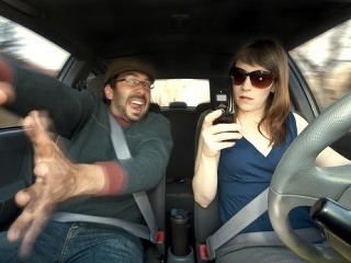 Písanie správ za volantom