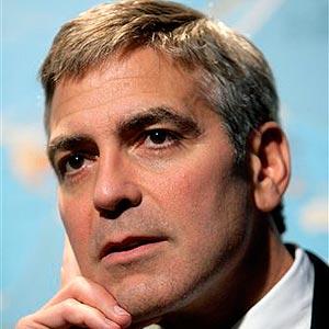 Clooney a Larsonová sa