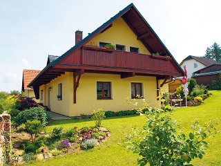 Štít s presahujúcou strechou vytvára