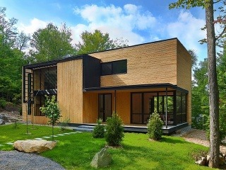 Drevený dom ukrytý v