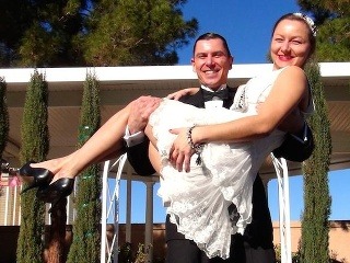 Známy moderátor nahráva swing