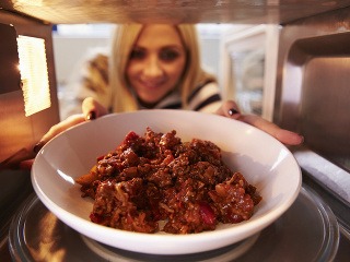 Jedlo ohrievané v mikrovlnke