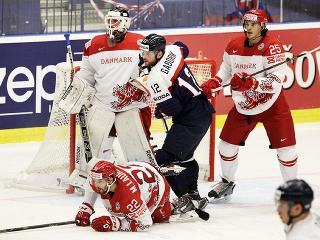 Marián Gáborík (uprostred hore)