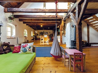 Prednosťou bielych stien je,