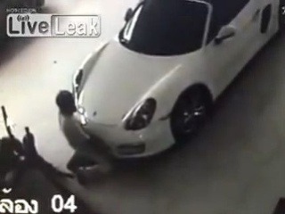 Mladík krúžil okolo Porsche