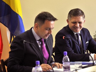 (Zľava) Minister financií Peter
