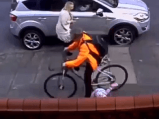 VIDEO Cyklista vpálil do