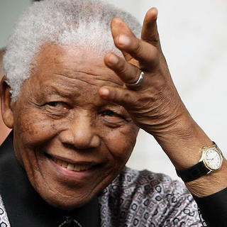 Nelson Mandela oslavuje deväťdesiatku