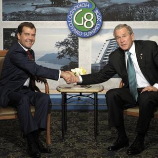 Bush vyzval Medvedeva, aby