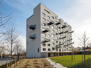 Zrekonštruovaný panelák „white house“