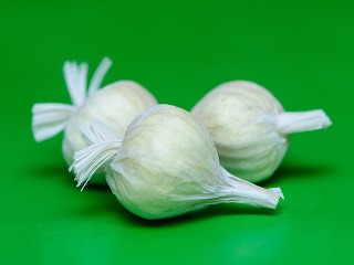 Skladujte cesnak na suchom