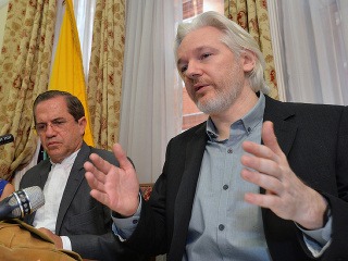 Julian Assange (vpravo)