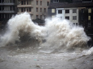 Čínu zasiahol najsilnejší tajfún