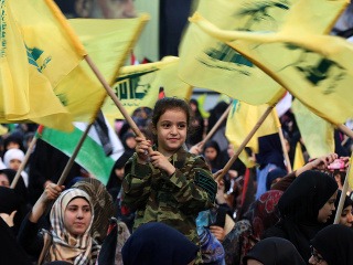 Ľudia mávajú vlajkami Hizballáhu