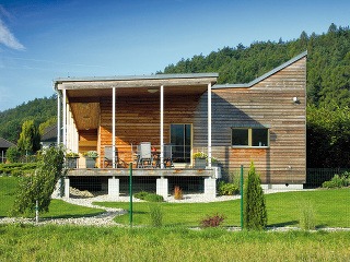 Drevený fasádny obklad z obľúbeného