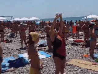 VIDEO Ľudí na pláži