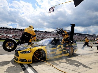 Brad Keselowski nezabrzdil včas