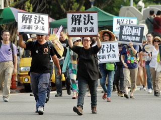 Stovky taiwanských študentov demonštrovali
