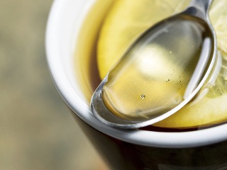 Med do čaju nepatrí,