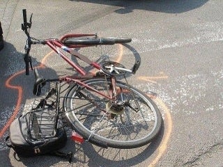 Cyklista zahynul pod kolesami