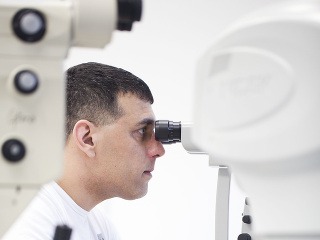 Dať si zoperovať oči