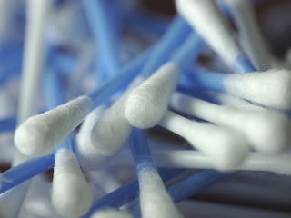 Vatové tyčinky nemusíte zákonite