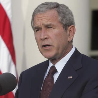 Bush uvažuje o riadenom