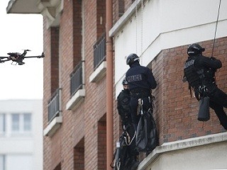 Policajti môžu používať ozbrojené