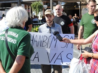 Opozičný aktivista počas protestu proti ignorovaniu referenda o umiestnení imigrantov v Gabčíkove