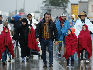 Desiatky migrantov stále prichádzajú