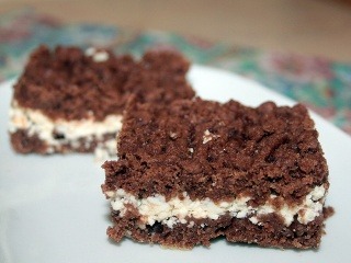 Strúhaný tvarohovo-čokoládový koláč patrí