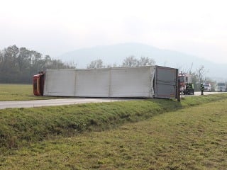Prevrátený kamión pri Sološnici
