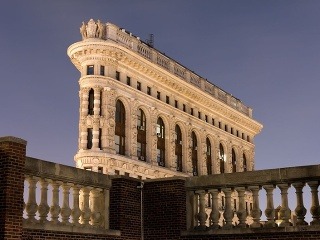 Budova je zdobená v