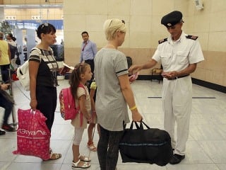 Turistov evakuujú z letiska