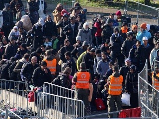 Migranti čakajú na slovinsko-rakúskych