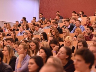 Naplnená nová aula na