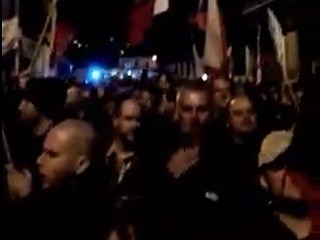Vlastizrada!, skandujú davy Čechov