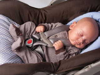 Spiace dieťa v autosedačke