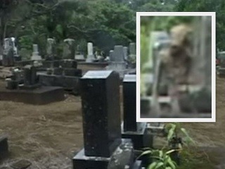 Kamera na cintoríne narazila