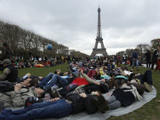 Demonštranti pri Eiffelovej veži