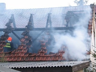 Oheň zachvátil dom pri