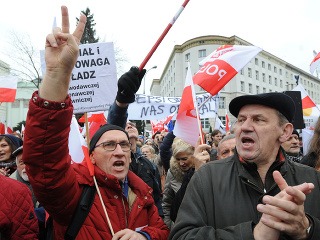 FOTO Poliaci opäť protestovali:
