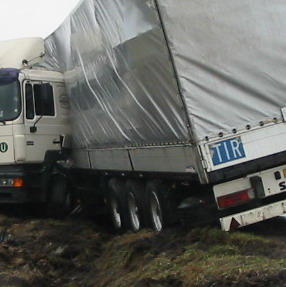 Havarovaný kamión s cementom