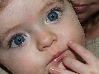 Akú farbu očí budú