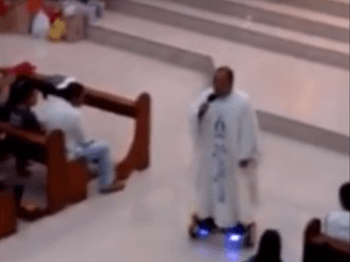VIDEO Katolícky kňaz urobil