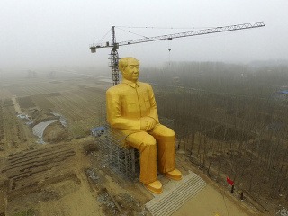 Monumentálna socha diktátora vyvolala