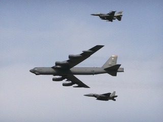 Bombardéry B-52 cvičili nad