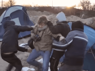 Šokujúce VIDEO z Calais,