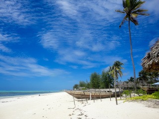 Priezračné modrozelené more, biely