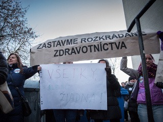 Účastníci protestu proti rozkrádaniu v zdravotníctve pred sídlom strany Smer-SD.